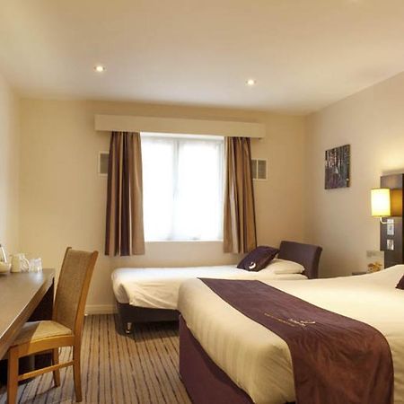 Premier Inn Fleet Exteriér fotografie