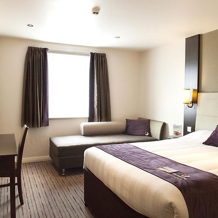 Premier Inn Fleet Exteriér fotografie
