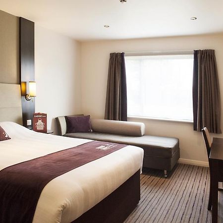 Premier Inn Fleet Exteriér fotografie