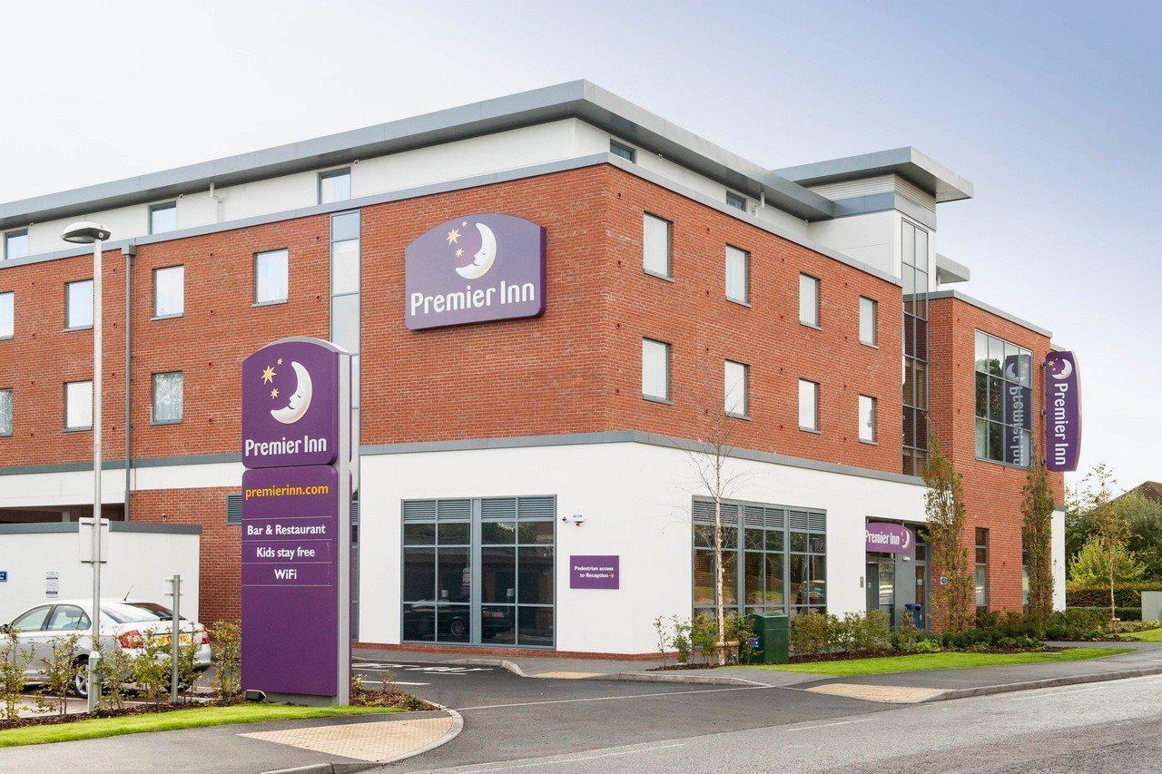 Premier Inn Fleet Exteriér fotografie