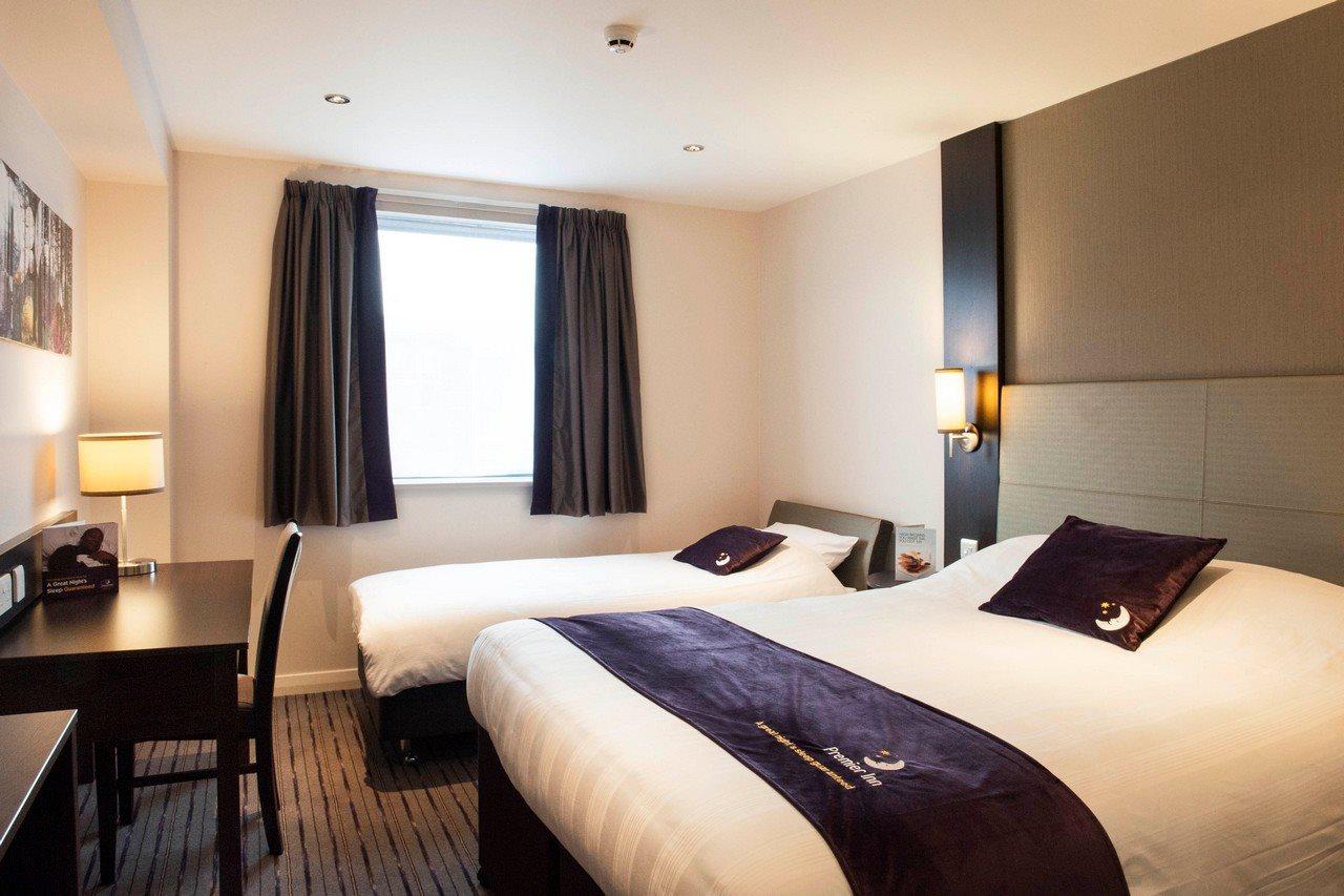 Premier Inn Fleet Exteriér fotografie