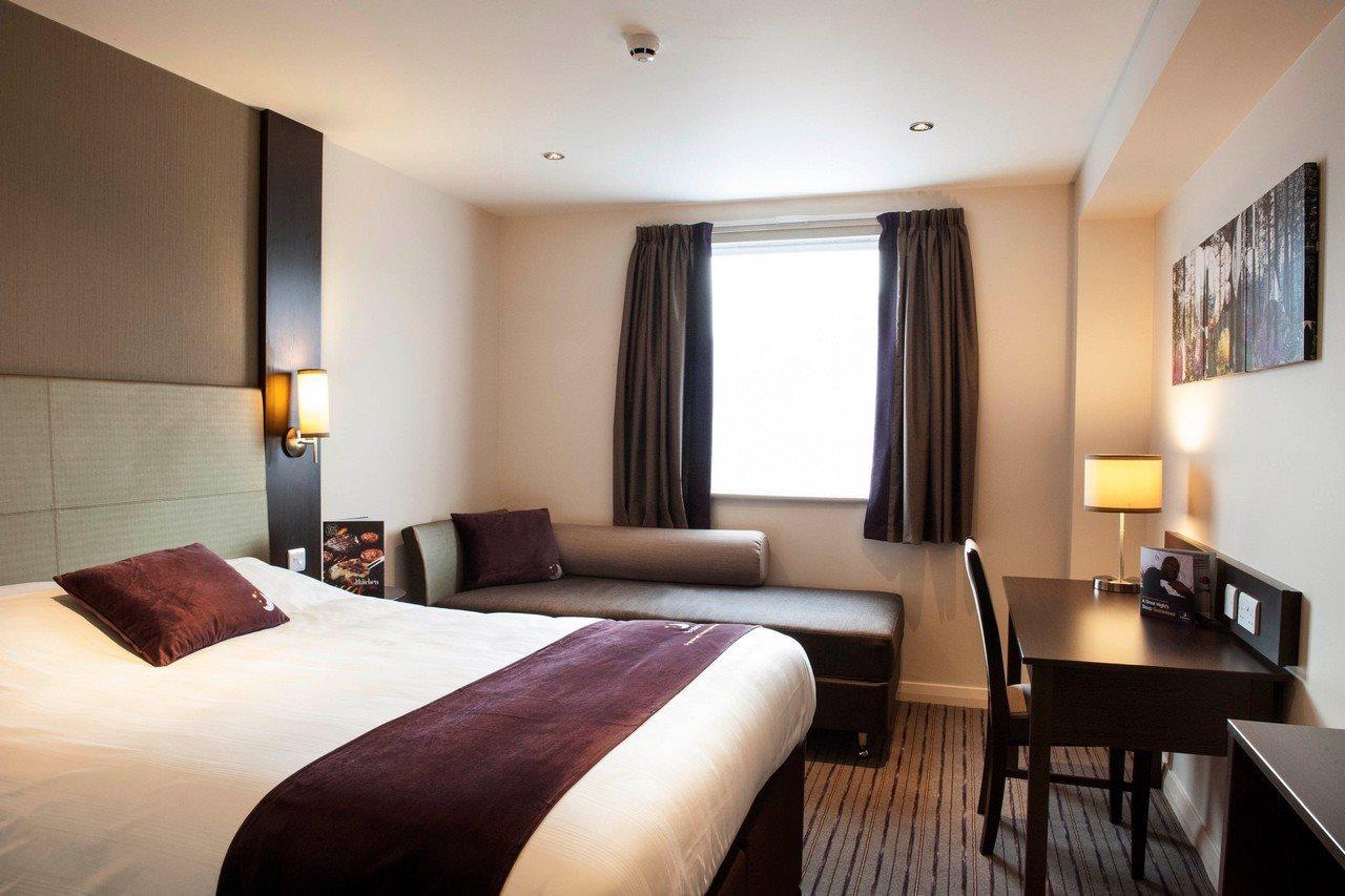 Premier Inn Fleet Exteriér fotografie