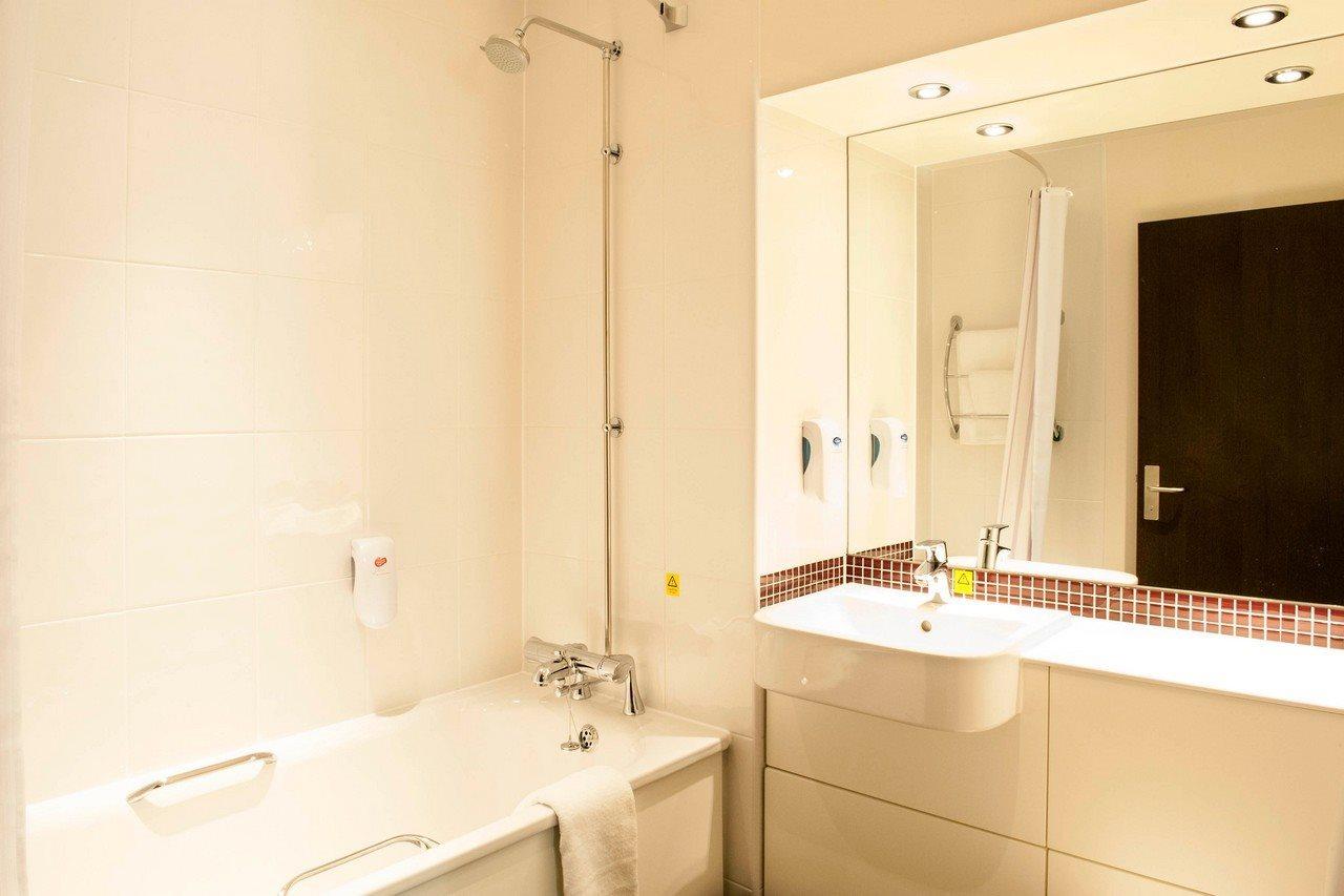 Premier Inn Fleet Exteriér fotografie