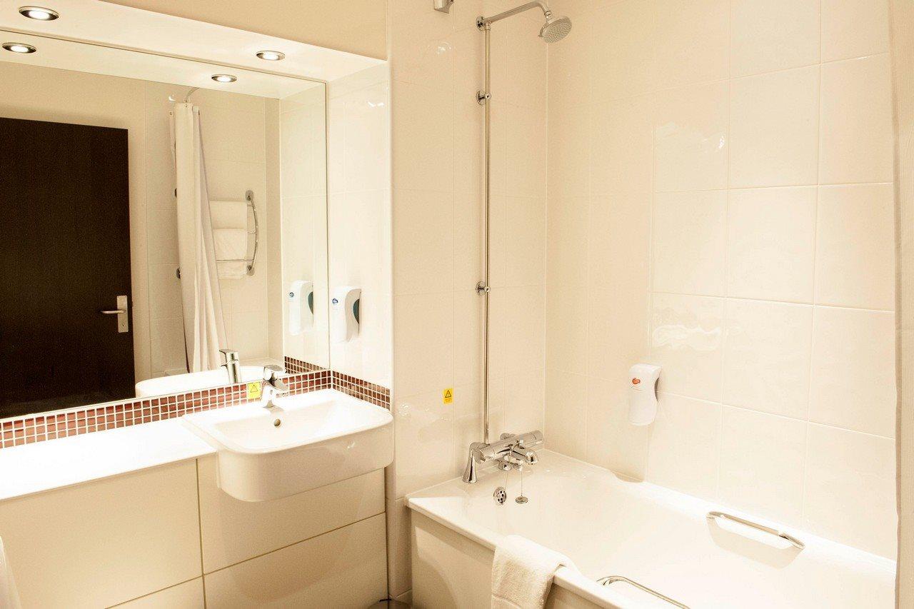 Premier Inn Fleet Exteriér fotografie