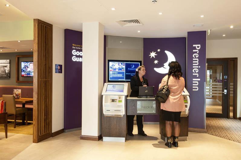 Premier Inn Fleet Exteriér fotografie