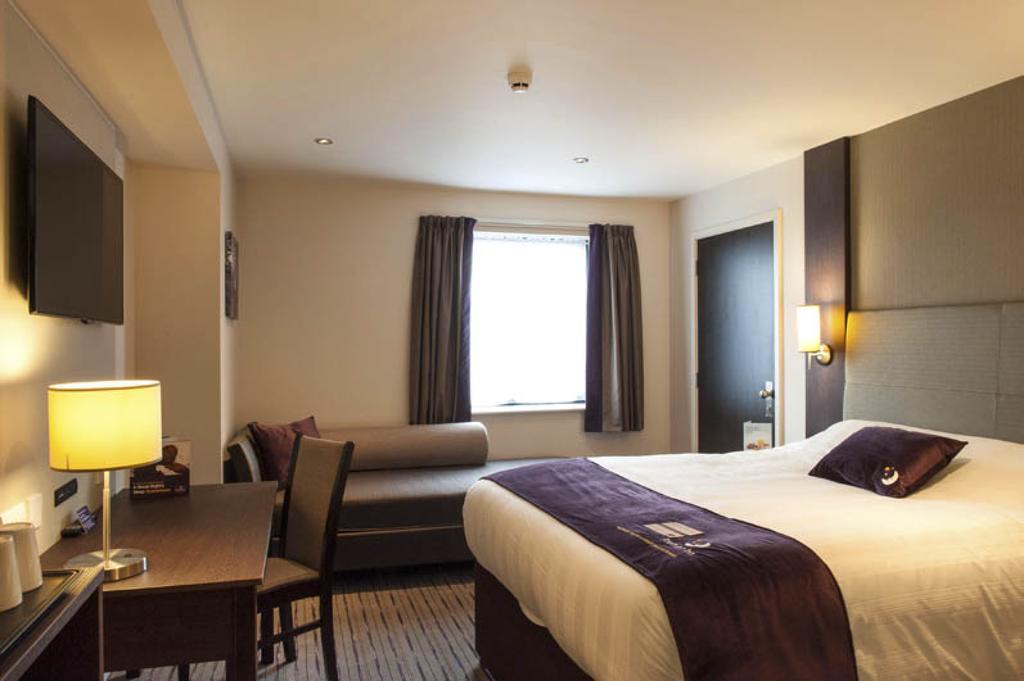 Premier Inn Fleet Exteriér fotografie