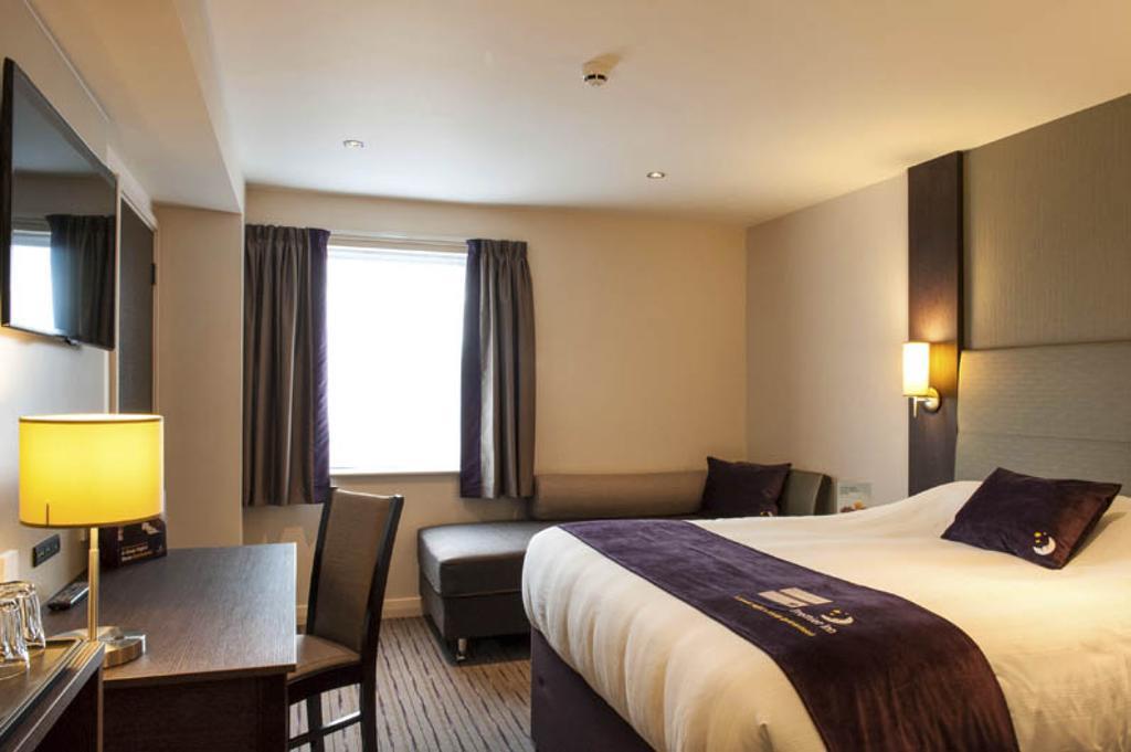 Premier Inn Fleet Exteriér fotografie