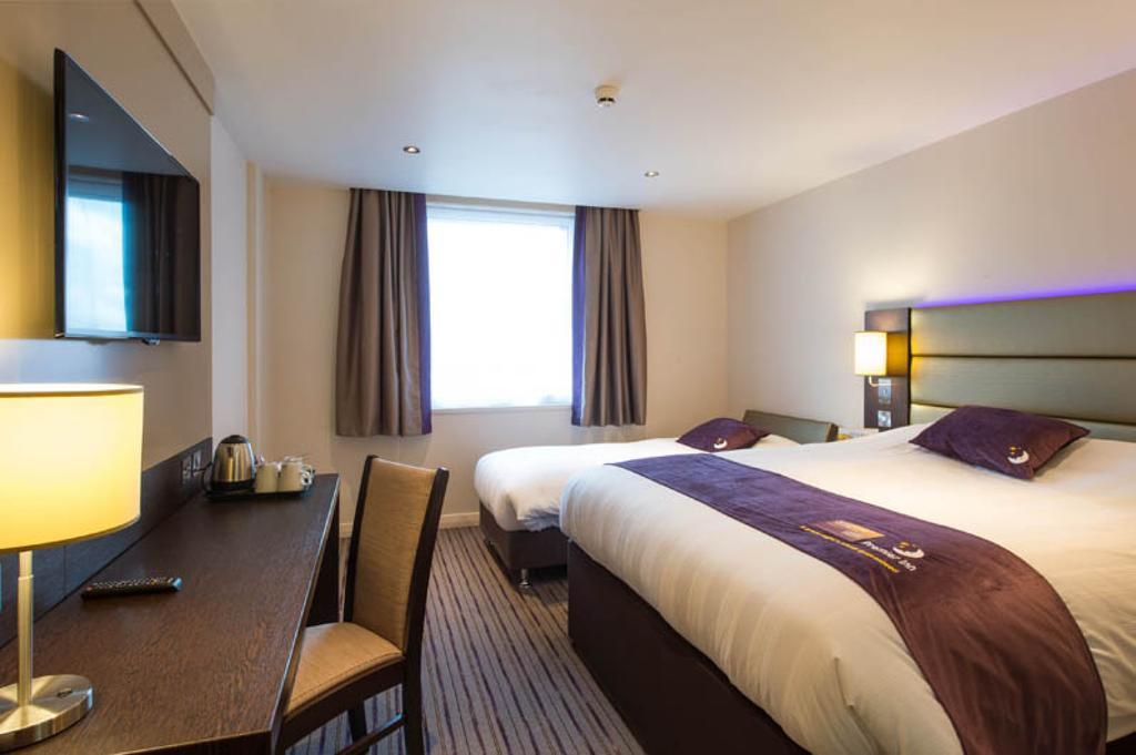 Premier Inn Fleet Exteriér fotografie