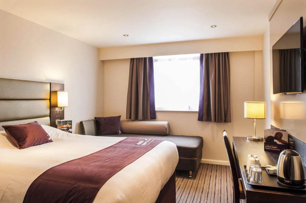 Premier Inn Fleet Exteriér fotografie