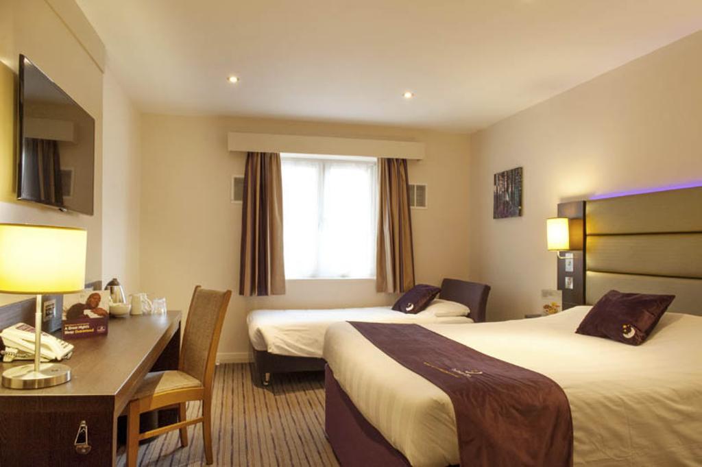 Premier Inn Fleet Exteriér fotografie