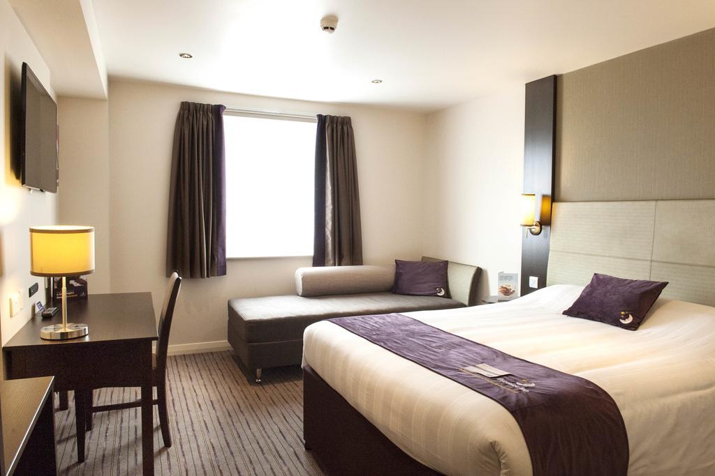 Premier Inn Fleet Exteriér fotografie