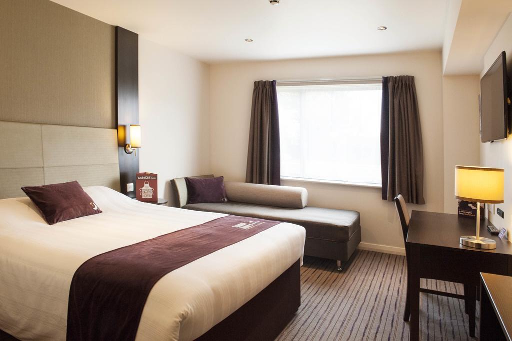 Premier Inn Fleet Exteriér fotografie