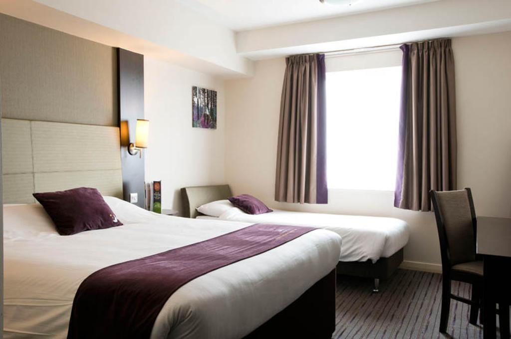 Premier Inn Fleet Exteriér fotografie
