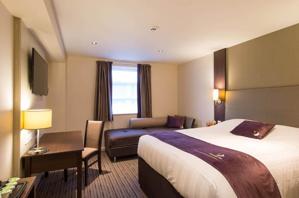 Premier Inn Fleet Exteriér fotografie