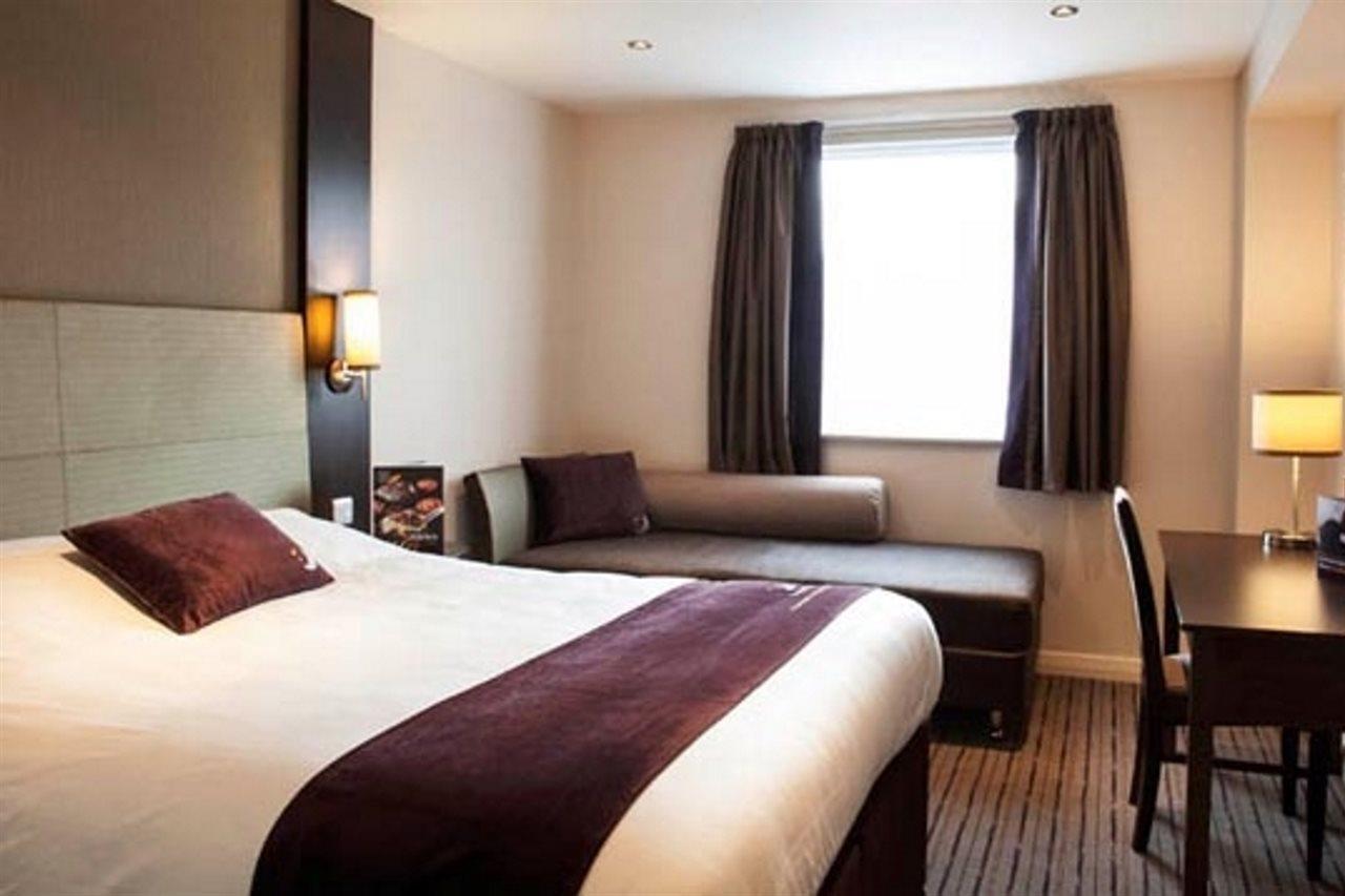 Premier Inn Fleet Exteriér fotografie