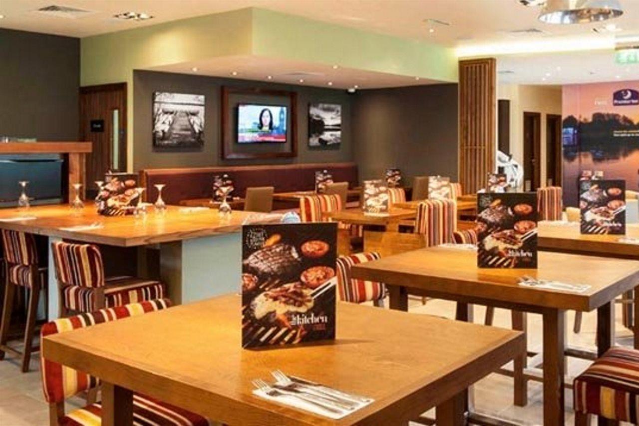 Premier Inn Fleet Exteriér fotografie