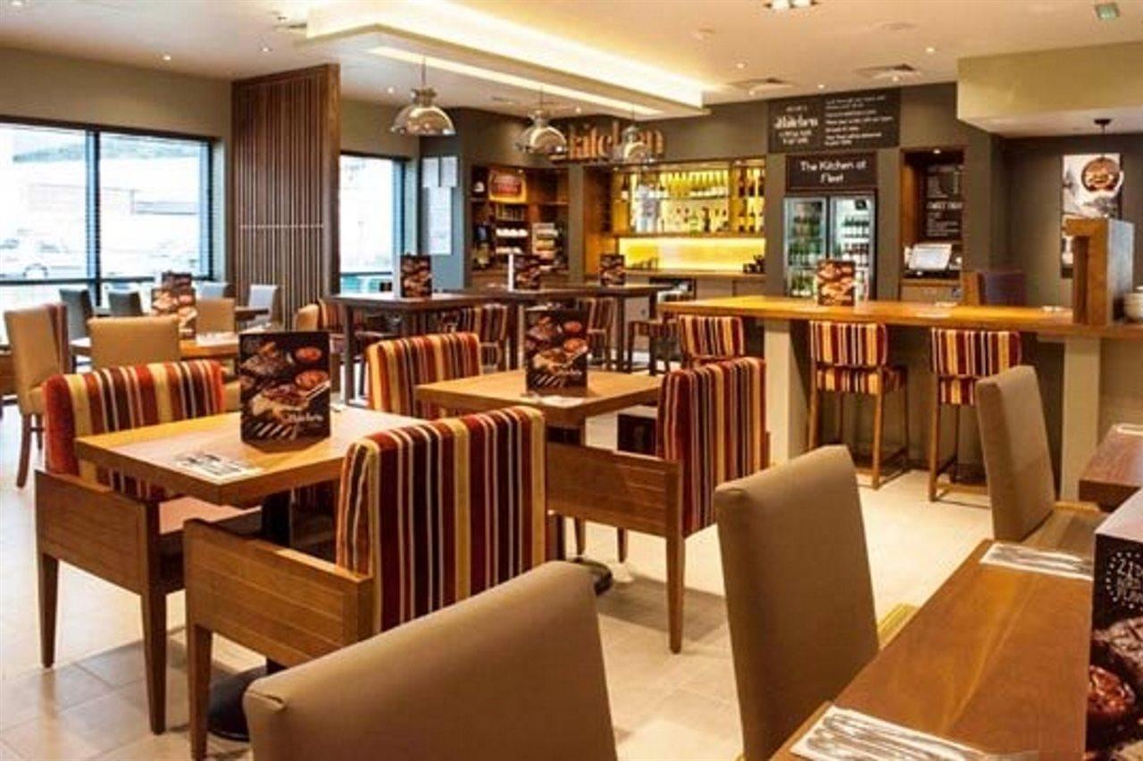 Premier Inn Fleet Exteriér fotografie